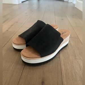 TOMS Black and Tan Platform Slides